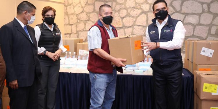 Entrega Gobernador material de protección contra COVID-19 a transportistas