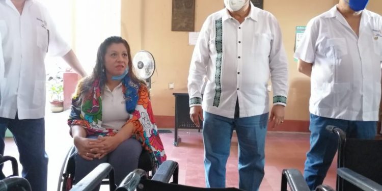 Alcalde de Apatzingán recibe sillas de ruedas donadas por el Club Rotario