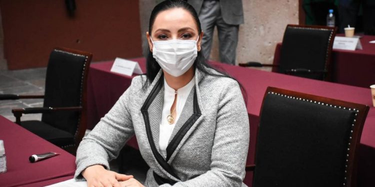 Unidos, sociedad y gobierno, podremos salir adelante: Adriana Hernández