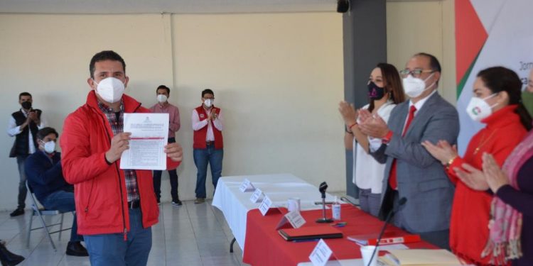 Se registra Marco Polo Aguirre como precandidato a la diputación local por el distrito X Morelia Noroeste