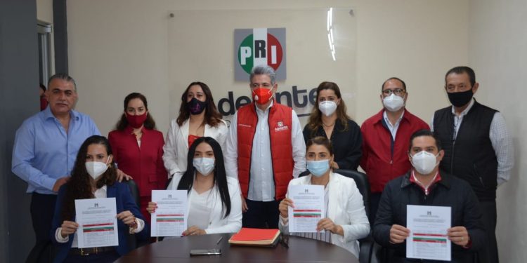 Entrega PRI pre-registro a candidatas y candidatos a diputaciones federales