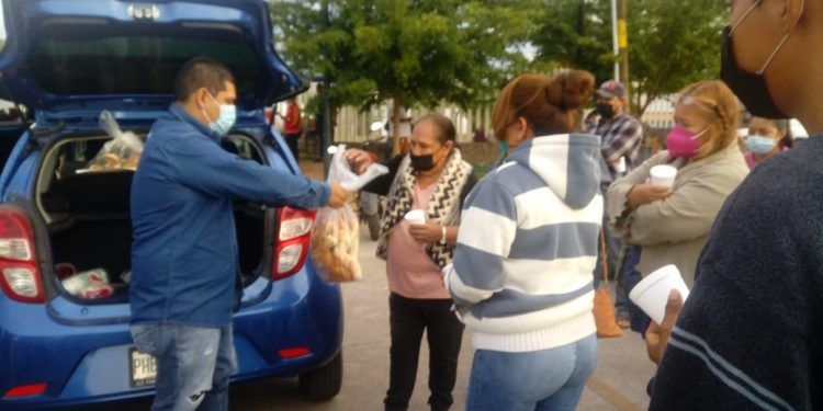Alfredo López Garibay visita a familiares de pacientes en el Hospital de apatzingán