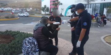 Dona Policía Michoacán alimentos a familiares de pacientes COVID-19