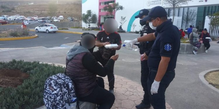 Dona Policía Michoacán alimentos a familiares de pacientes COVID-19