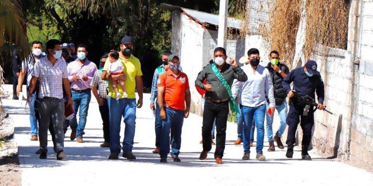 Gobierno de Cornelio Ríos Panigua inaugura calle en Parícuaro