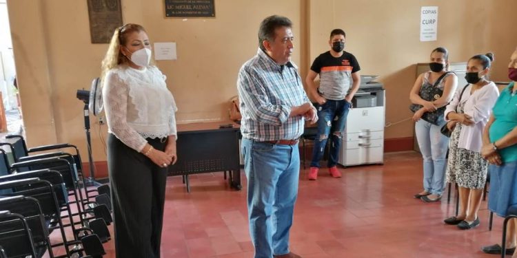 José Luis Cruz entrega sillas de ruedas a personas con discapacidad