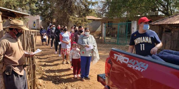 Cientos de Familias recibe cobijas y apoyos de Colonias y Calles Unidas de Pátzcuaro que encabeza Efraín Pérez Lombera