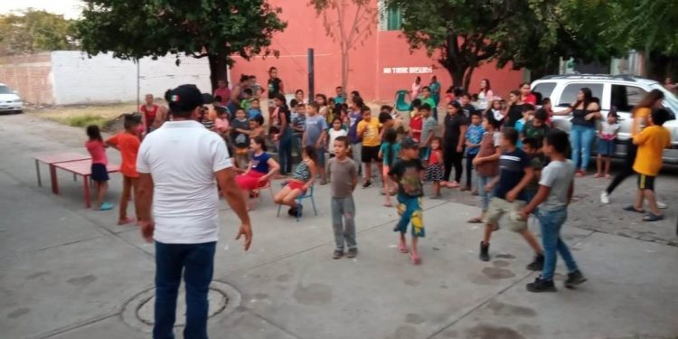Encargado del orden de la Col. Priista en Apatzingán realiza entrega de juguetes a infantes
