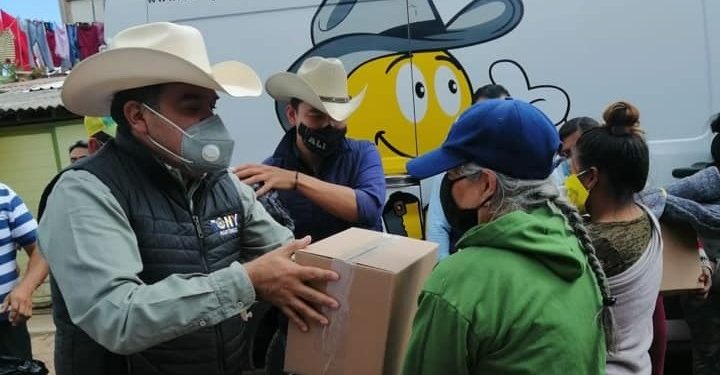 Tony Martínez entrega apoyos alimentarios y cobijas en Hidalgo