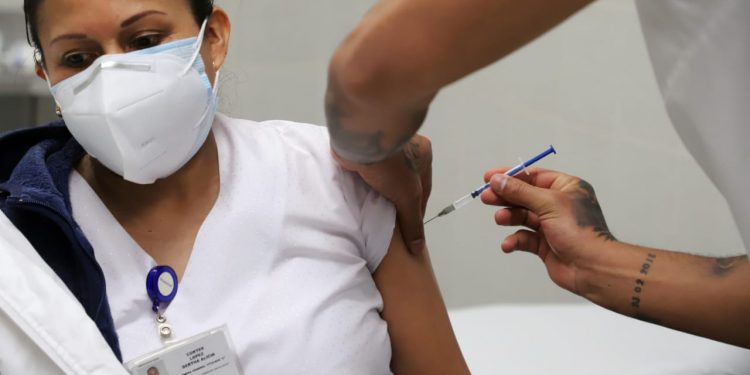 Suman 8 mil 983 trabajadores con primera dosis contra COVID-19