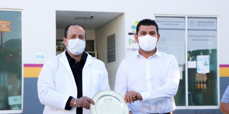 Octavio Ocampo entrega reconocimiento y dona salario a Hospital de Zitácuaro