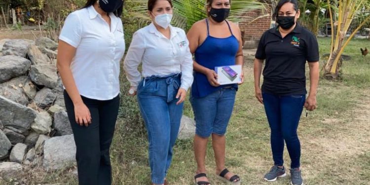 Benefician con equipo a alumnos del CEMSaD Chucutitán