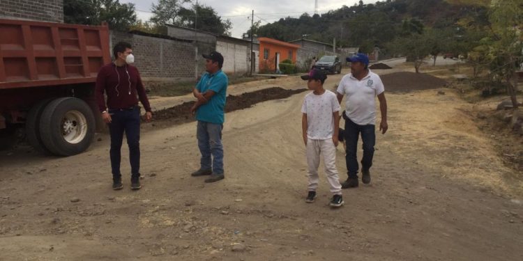 Diputada María Chávez gestiona solicitud de vecinos de Turicato para rehabilitación de espacios públicos