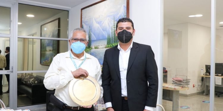 Octavio Ocampo entrega reconocimiento a personal del Hospital «Dr. Miguel Silva por su invaluable labor