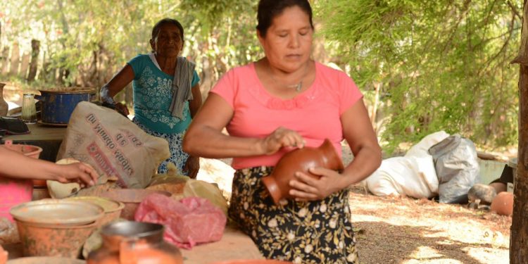 Mujeres artesanas, orgullo de Michoacán