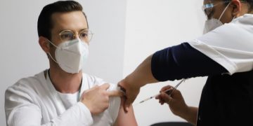 Inicia aplicación de segundas dosis de vacuna contra COVID-19 a personal de salud