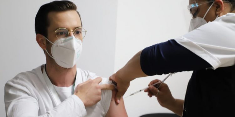 Inicia aplicación de segundas dosis de vacuna contra COVID-19 a personal de salud