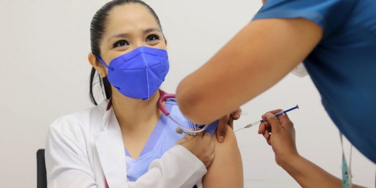 Completa SSM 4 mil 622 esquemas de vacuna contra COVID-19 a personal de salud
