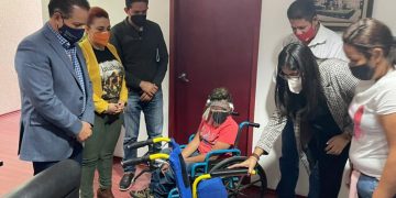 Entrega Sedesoh silla de ruedas especial a menor