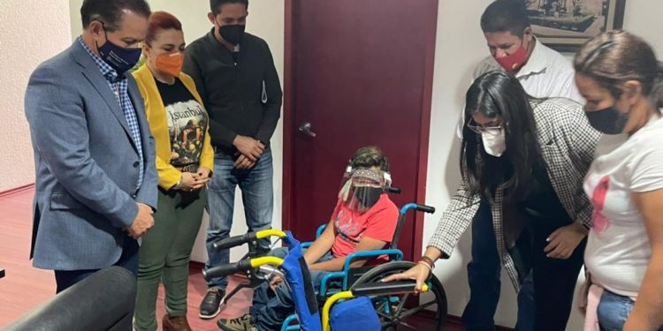 Entrega Sedesoh silla de ruedas especial a menor