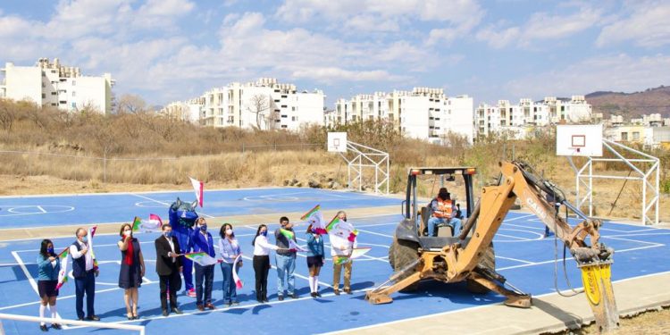 Entrega Silvano Aureoles un Cobaem en Villas del Pedregal; estudiaban en locales prestados