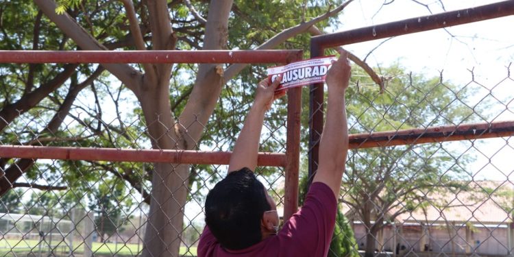 Clausuran cancha deportiva en Apatzingán