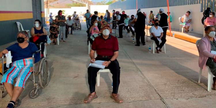 Continúa aplicación de vacunas Pfizer en Michoacán