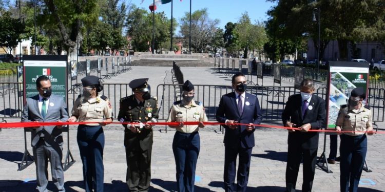 Encabeza Gobernador inauguración de exposición fotográfica “Ejército y Fuerza Aérea”