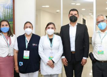 Octavio Ocampo entrega reconocimiento a personal del Hospital «Dr. Miguel Silva por su invaluable labor