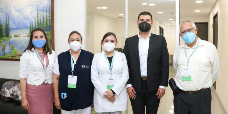 Octavio Ocampo entrega reconocimiento a personal del Hospital «Dr. Miguel Silva por su invaluable labor