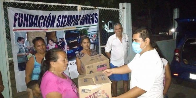 Llegan más de 600 despensas a familias vulnerables a través de Fundación Siempre Amigos en Apatzingan: López Garibay