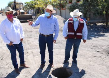 Feliciano Flores supervisa construcción de drenaje en Parácuaro.
