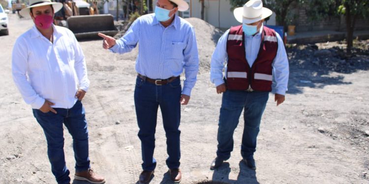 Feliciano Flores supervisa construcción de drenaje en Parácuaro.