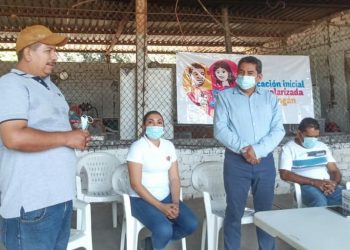 Ángel Custodio entrega apoyos en beneficio del sector educativo en Apatzingán