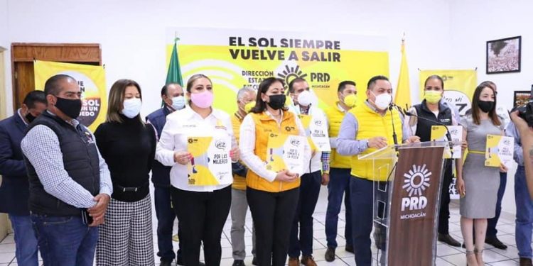 La Ley es clara, las candidaturas deben ser 50 por ciento mujeres y 50 por ciento hombres: Víctor Manríquez