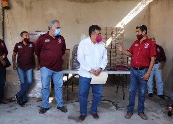 Alcalde de Apatzingán equipa a trabajadores de Capama