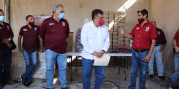 Alcalde de Apatzingán equipa a trabajadores de Capama