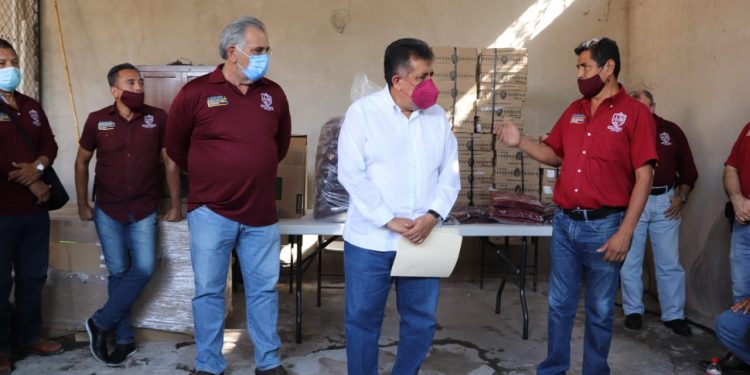 Alcalde de Apatzingán equipa a trabajadores de Capama