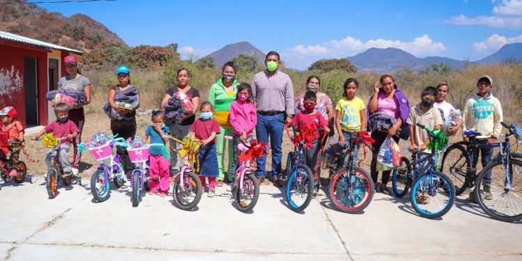 Alcalde de Juárez entrega apoyos a infantes y familias de El Llano