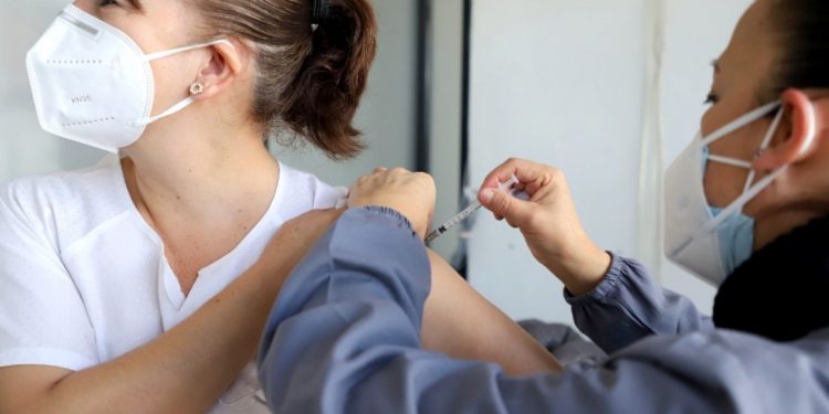 Completa SSM esquema de vacuna contra COVID-19 a personal de salud