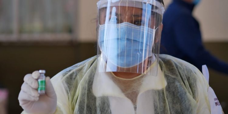 Garantizadas vacunas Pfizer para sector salud de Michoacán