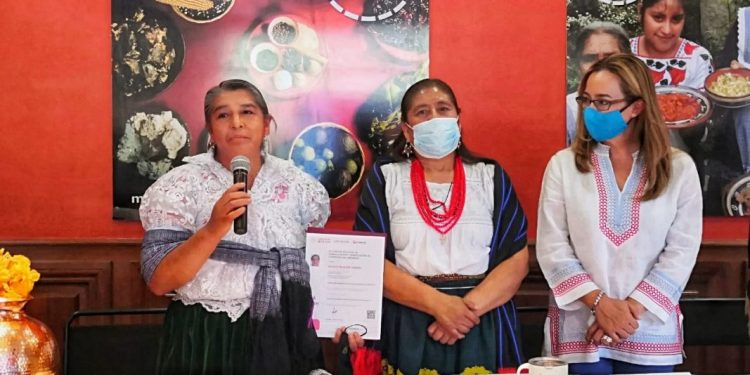 Entregan reconocimientos a maestras cocineras tradicionales michoacanas