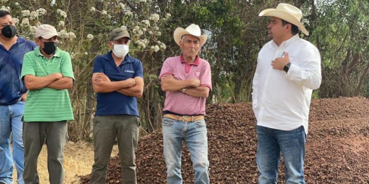 Tony Martínez gestiona maquinaria para rehabilitar caminos de Hidalgo