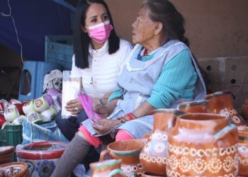 Escucha Lucila Martínez necesidades de artesanos de Capula