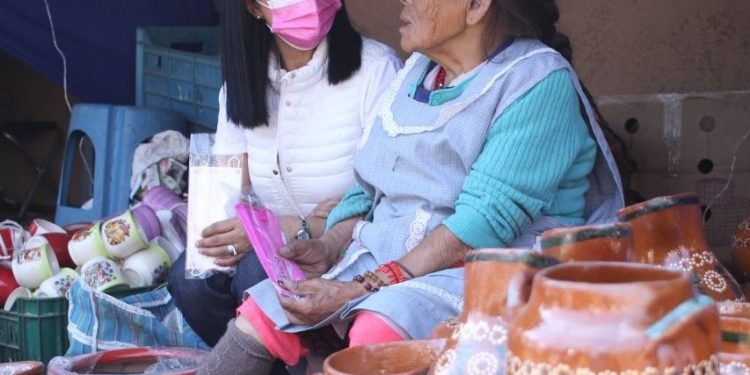 Escucha Lucila Martínez necesidades de artesanos de Capula