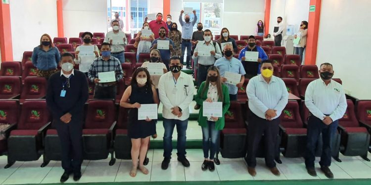 Dan certeza laboral a trabajadores del CECyTEM