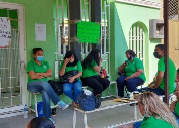 Usuarios del Registro Civil en Apatzingán protestan por injustificado cierre de oficinas