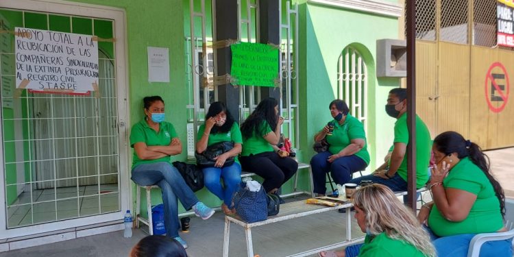 Usuarios del Registro Civil en Apatzingán protestan por injustificado cierre de oficinas