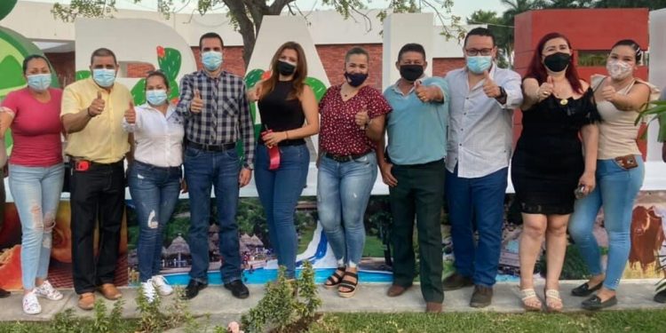 Instalan Letras monumentales de acceso a La Nopalera en Apatzingán con donación de empresario