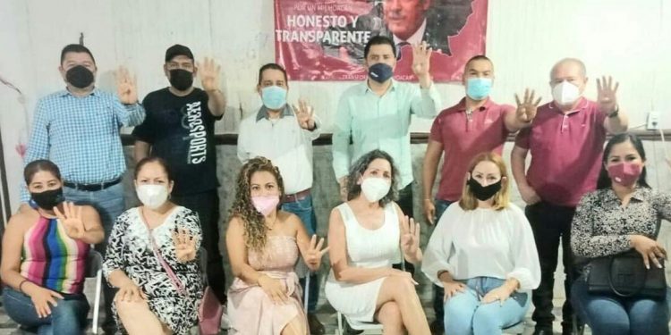 Instalan Letras monumentales de acceso a La Nopalera en Apatzingán con donación de empresario